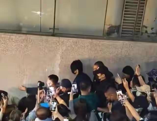 9月9日，名气青年群体表演,演员，表演者，明星, 人物刘轩丞刚下高铁, 就遭遇了