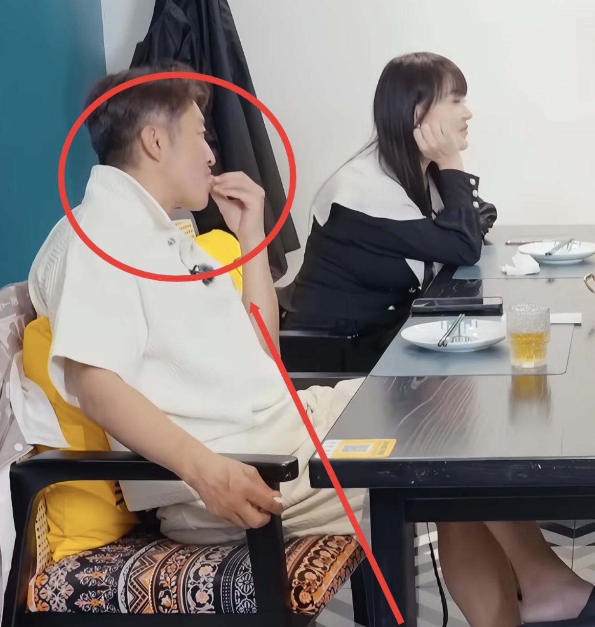 刚刷到冉莹颖和邹市明在综艺里的一个片段，大半夜给我看精神了，反反复复拉了三四遍，