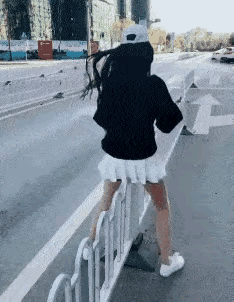 俺这里说：“你看这小妮弄皮的，过来过去的弄多车，碰着你怨谁？”！