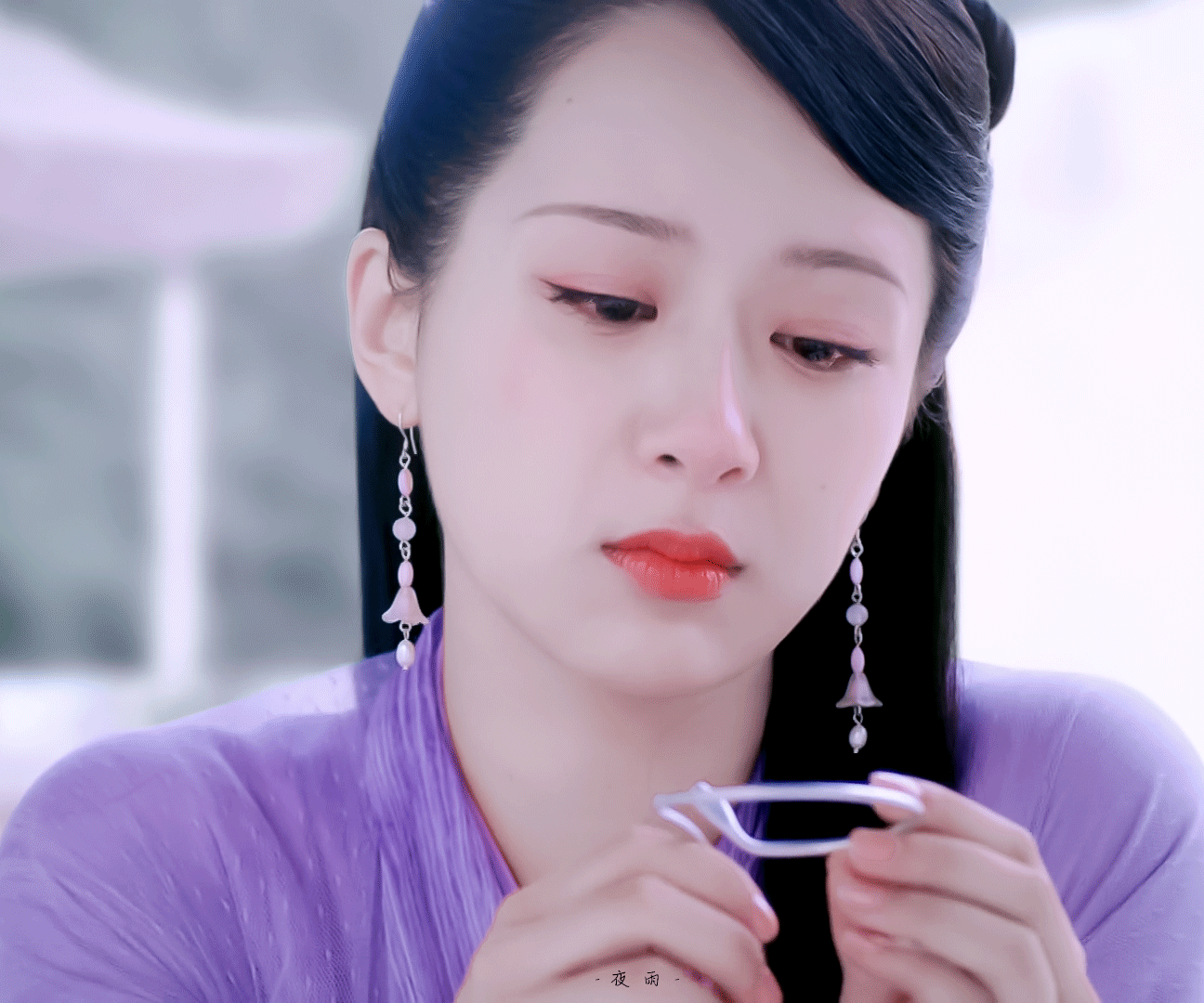 杨紫红眼流泪镜头 杨紫的哭戏一直都是天花板级别的，随便一个角色的哭戏都是神级存在