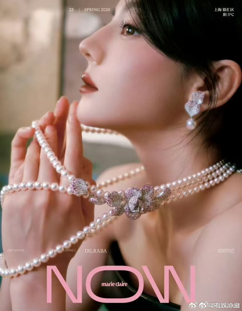 迪丽热巴与角色同行迪丽热巴叠戴珍珠迪丽热巴与角色同行，太美啦，