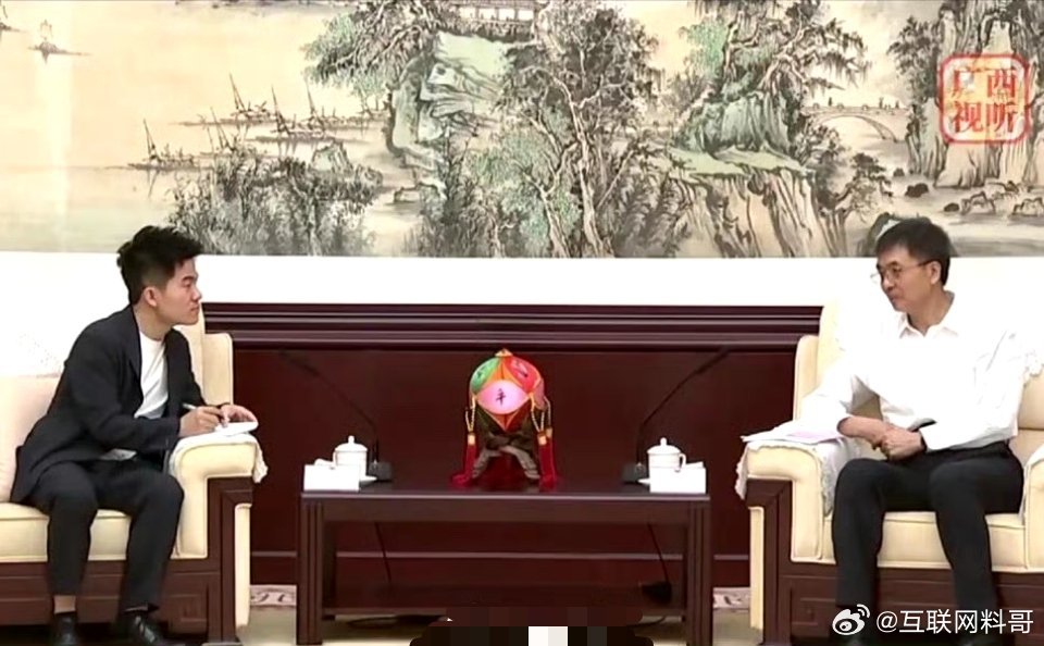 董宇辉已经达到这个高度了？这是广西自治区书记陈刚会见董宇辉的场景。看董宇辉的坐姿