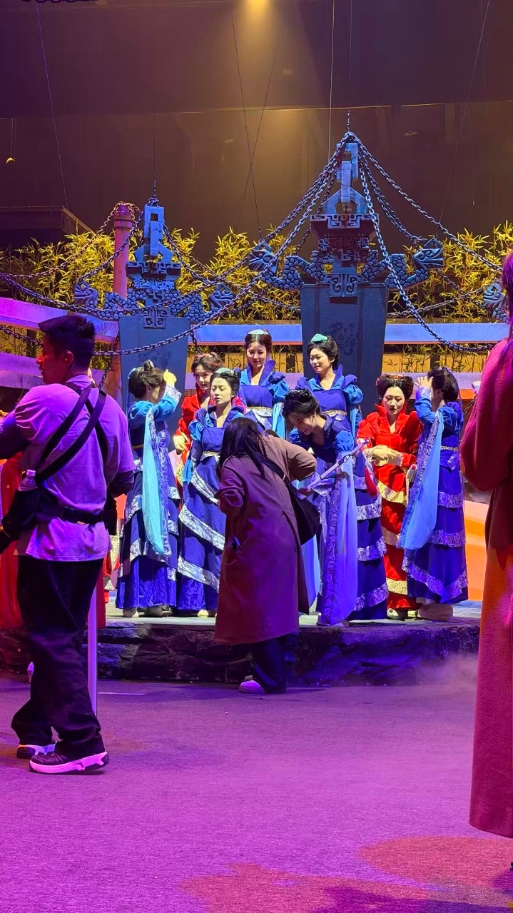 娱乐刘诗诗和10个龙葵同台了刘诗诗四川线下活动红蓝双葵齐聚！刘诗诗现身四川，与 