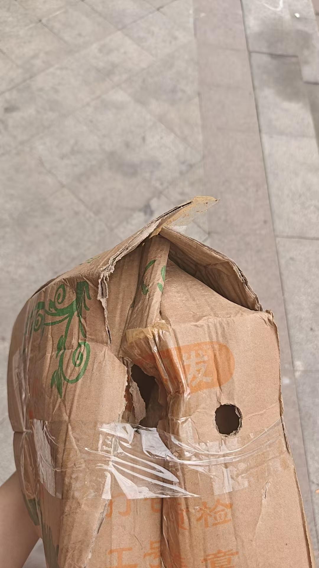 网上买了9斤红薯，今天到货了。不过，快递很粗暴，包装箱已经成了“变形金刚”。
这