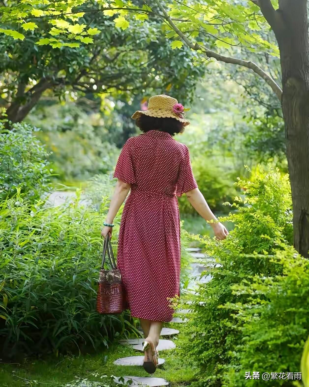 人活到五十岁，走过半生风雨，尝过人情冷暖，才真正把人生看通透。

不再争名夺利，