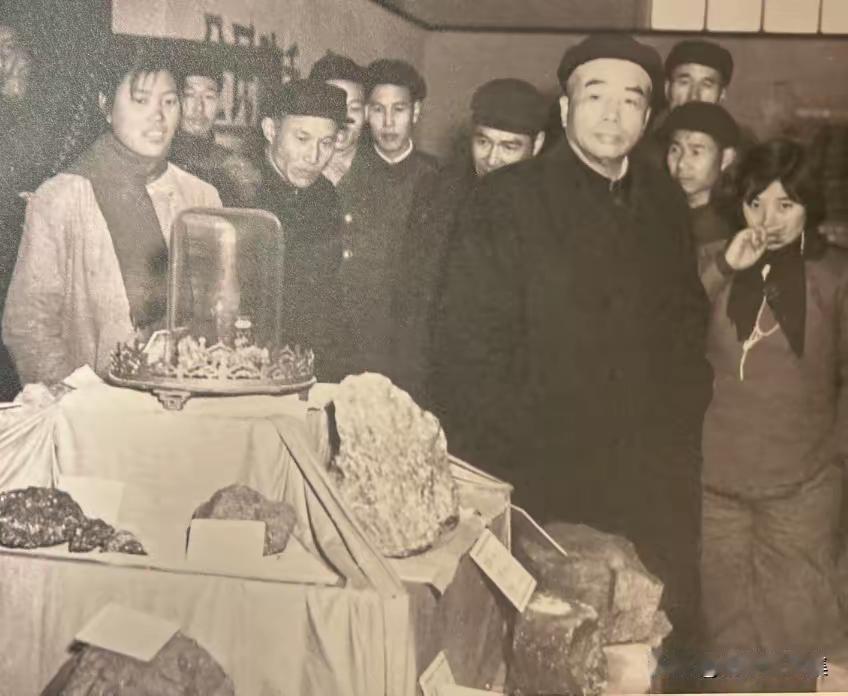 这张照片拍摄于1958年，彭德怀元帅到安徽视察工作的情景，关心基层的百姓，向彭老