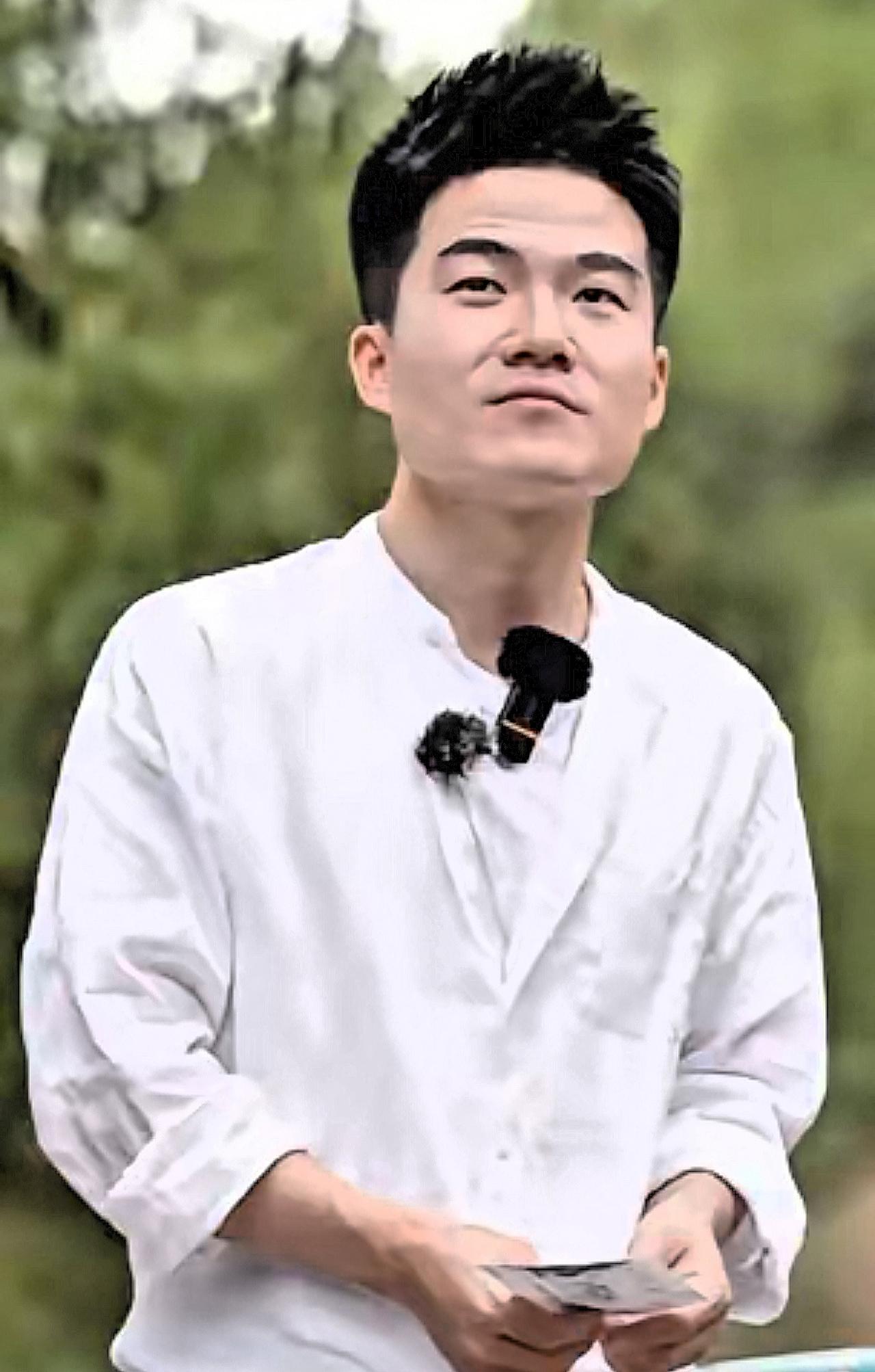 董宇辉深夜停播聊孩子玩手机：那些藏在屏幕背后的孤独，值得被看见

董宇辉在深夜直