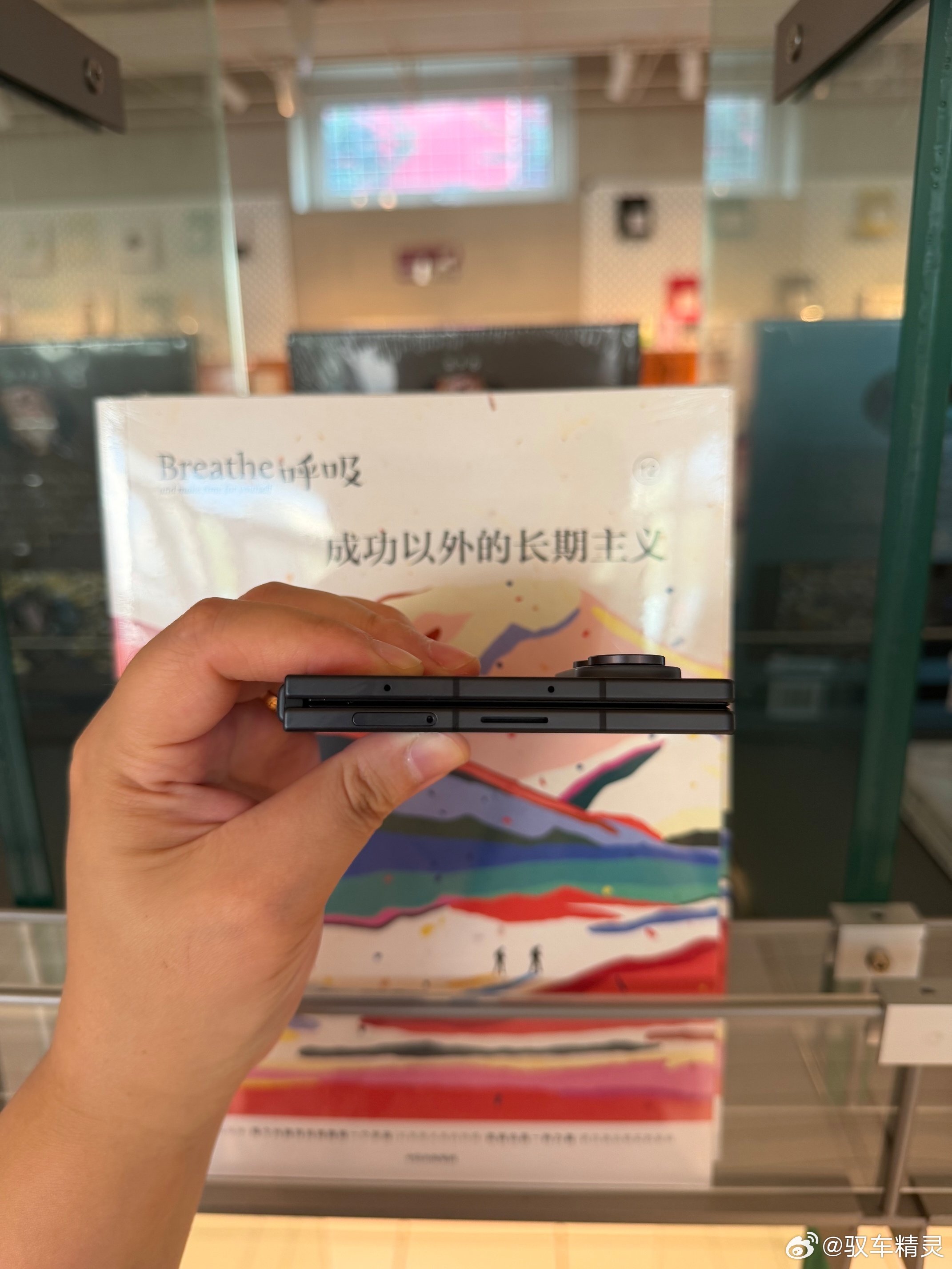 谁懂啊！三星 Fold 8方正机身直接戳中我的审美，干净利落的造型，随手一拿氛围