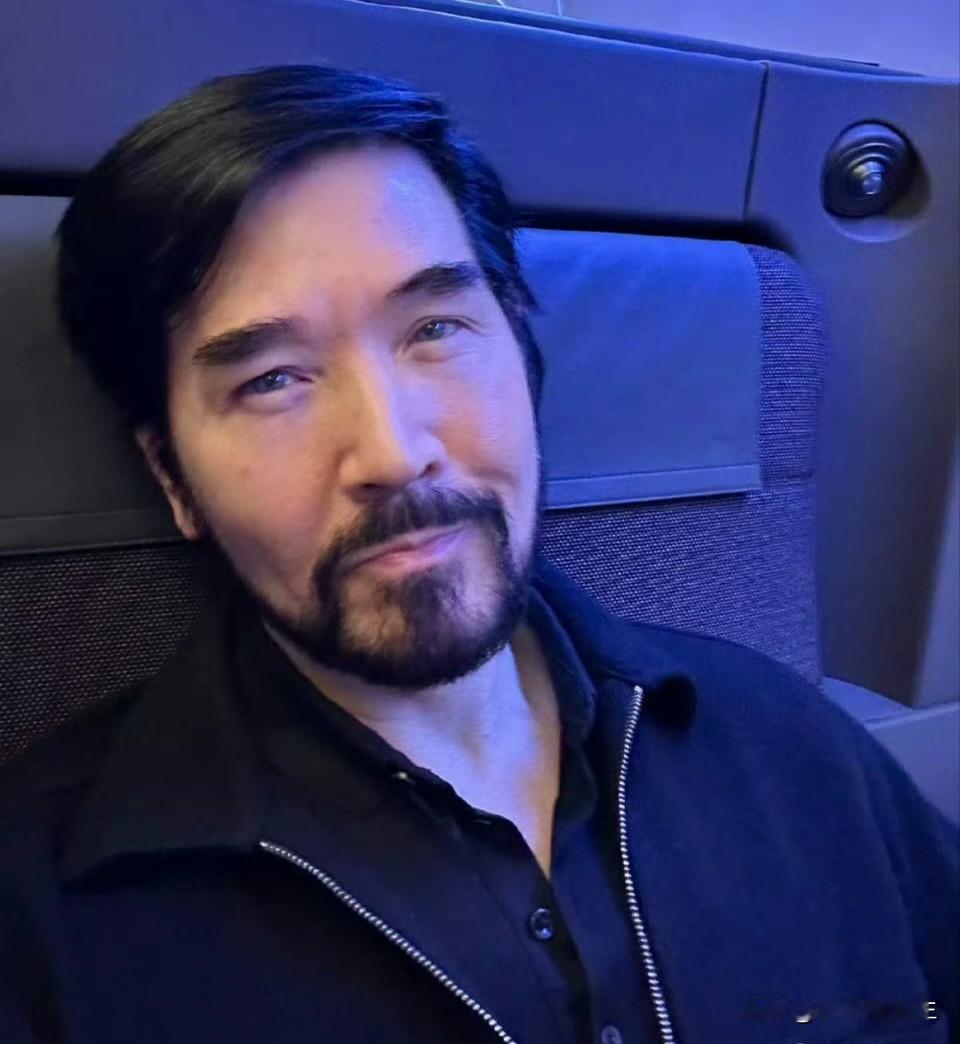 别再替费翔难过了，
他拥有的依然是你望不到边的

你听他对着镜头说家里空无一人，