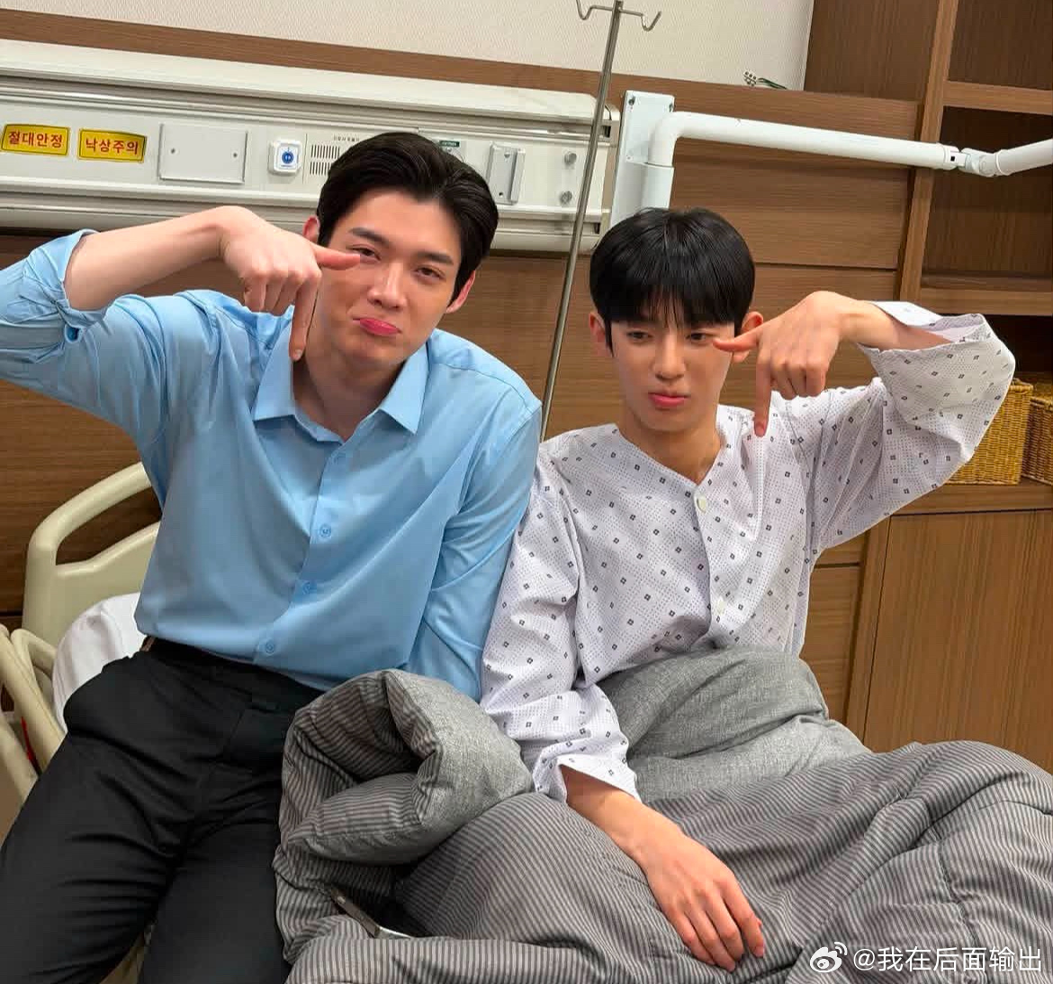 两个委屈🥺脸👉🥺👈 