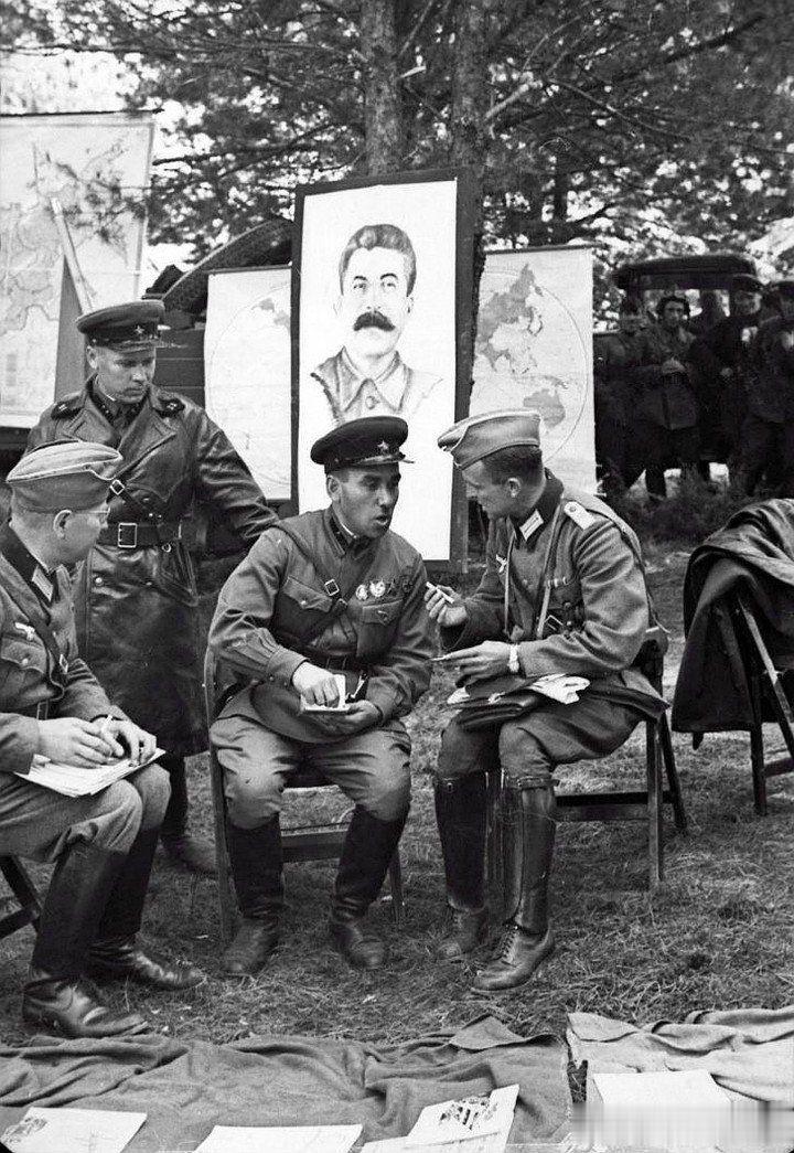 在苏联武装力量中，1943年以前没有正式使用“军官”这个词。在苏联红军建立的最初