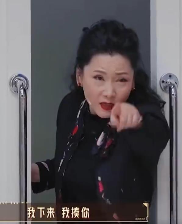 雪饼猴一句老太太让何赛飞破防了 雪饼猴与导师何赛飞合作演绎《西游记》“三打白骨精