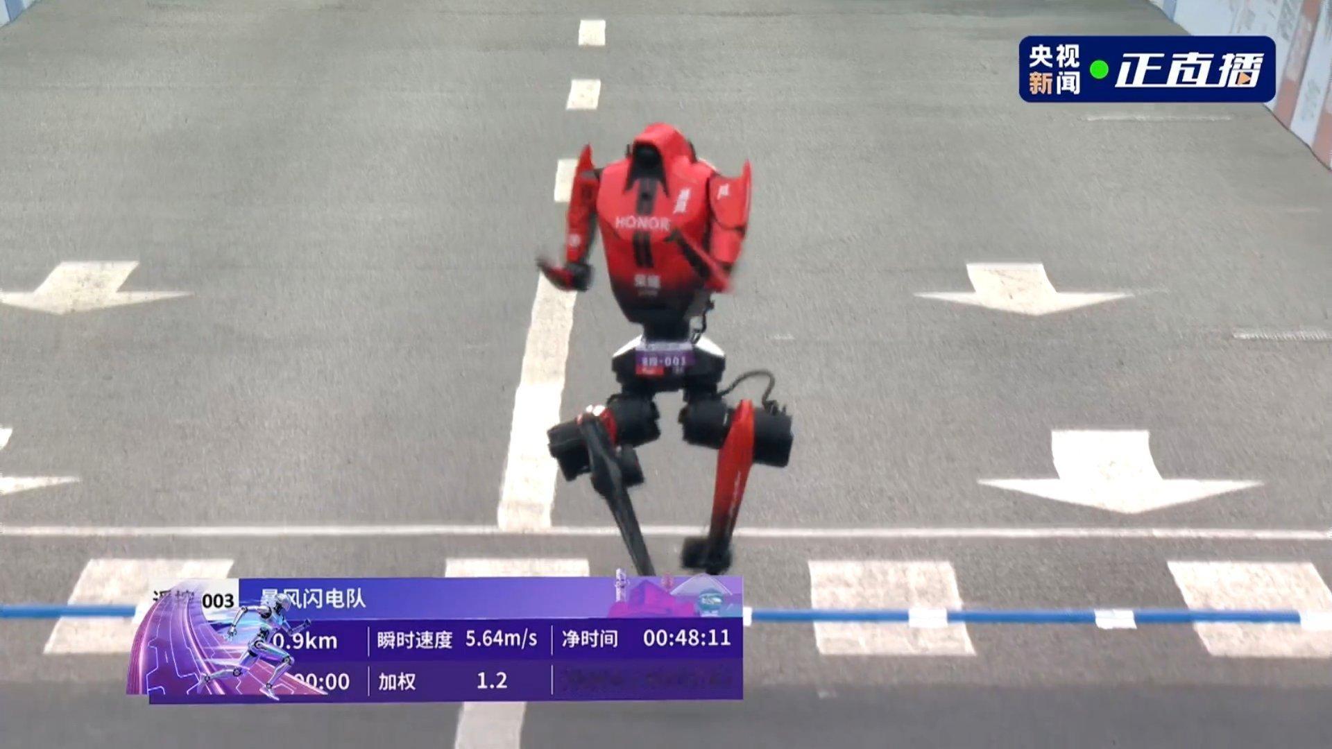 机器人半马冠军出自荣耀 首次征战亦庄机器人半马，荣耀便以绝对实力登顶，惊艳整个行