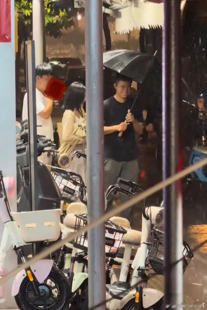 曝白鹿送团队苹果18白老板我其实是你失散已久的员工🥹简直天使来的 没有不维护老