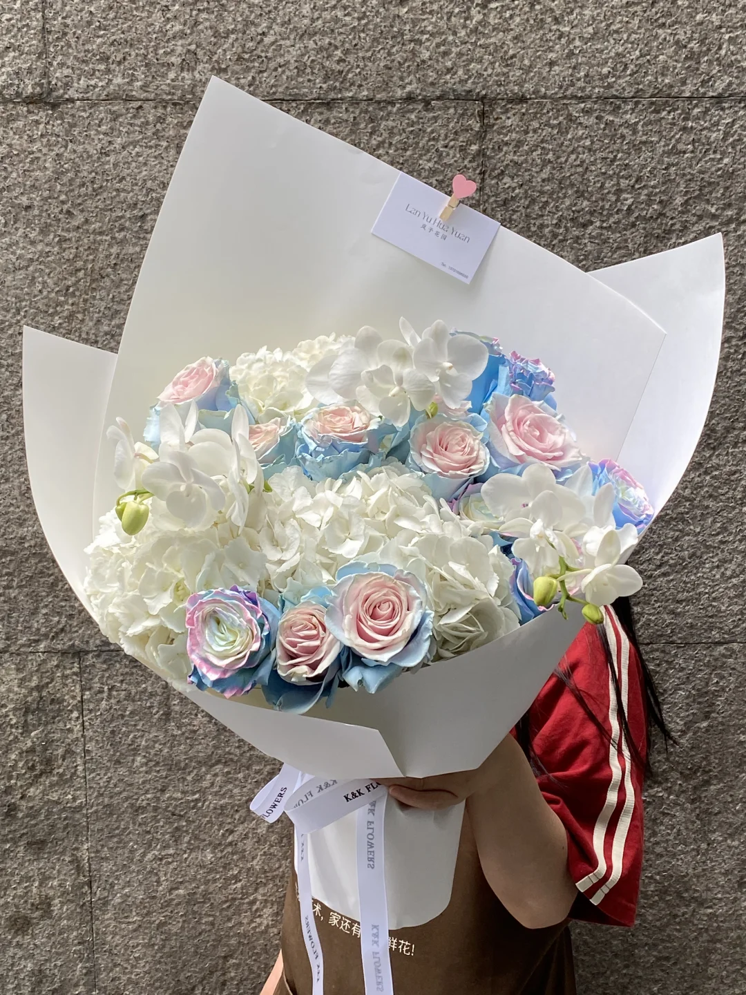 超大的一束厄瓜多尔玫瑰&白绣球花束💐