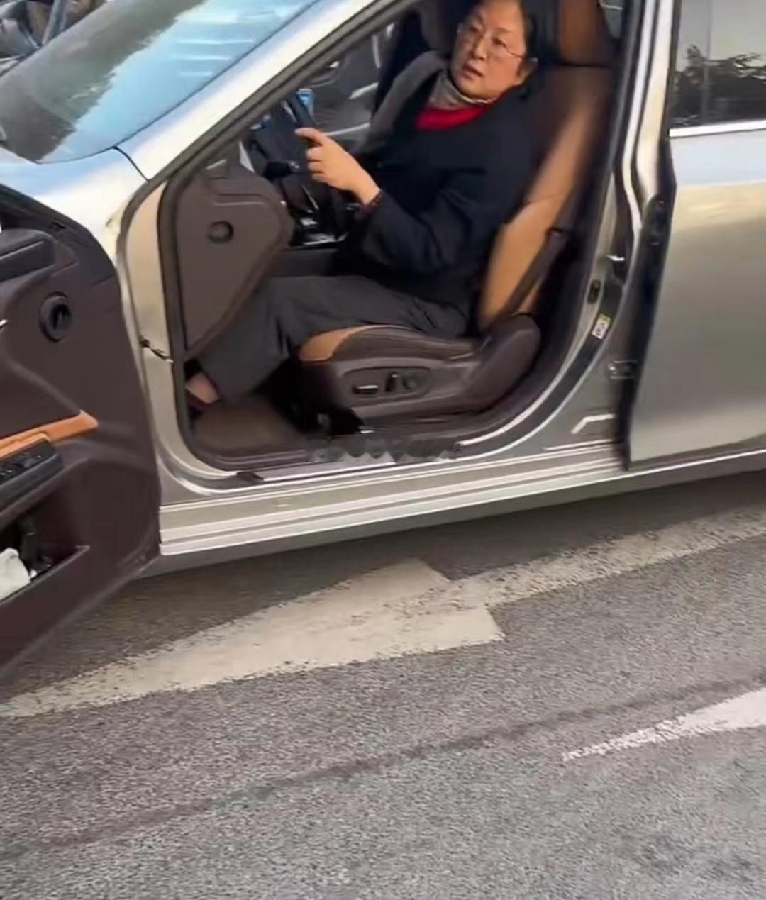 这么开车会被罚款扣分吗？？？