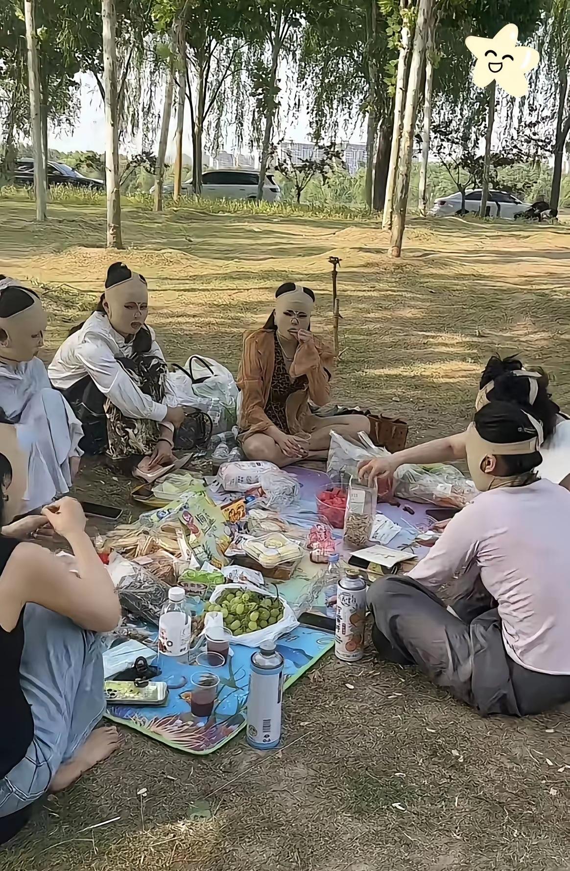 这头套用来干嘛的？看样子也不像是为了防晒，在树下也没太阳呀！看她们很自然的样子，