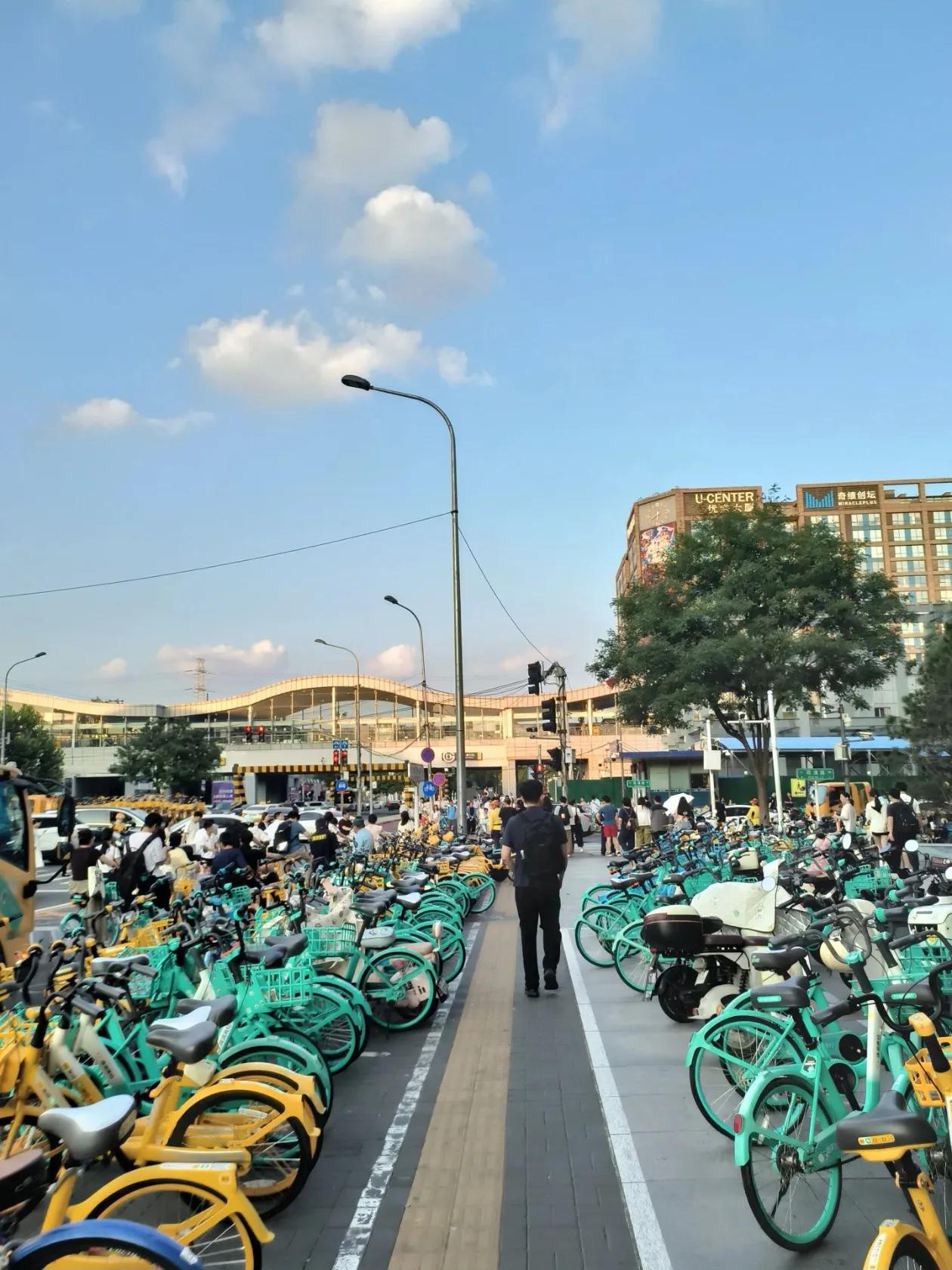 独行单车坟场
本想随手记录下班高峰的街景，没想到成片意外很有意境，竟像独自穿行在