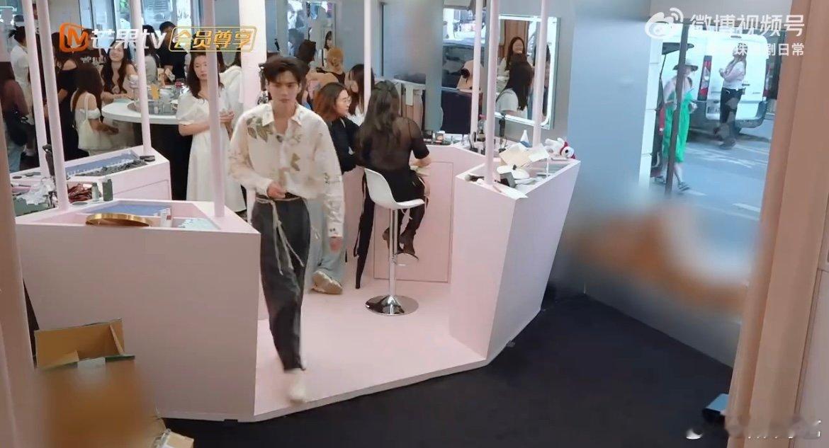 有毕雯珺在稳稳的安心 仓库到前场的“快速通道”由他打通，一声呼唤、即刻响应，有他