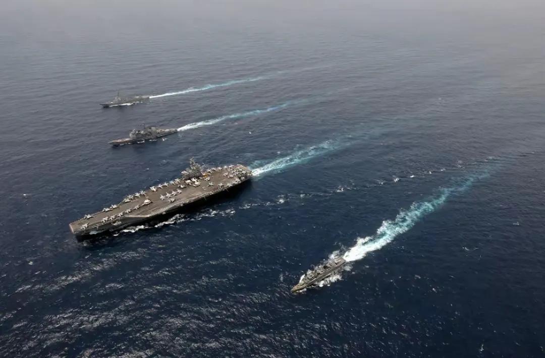 解放军向南海派遣九艘战舰以及大批兵力，形成一个庞大舰队。这只是一个小小的威慑，在