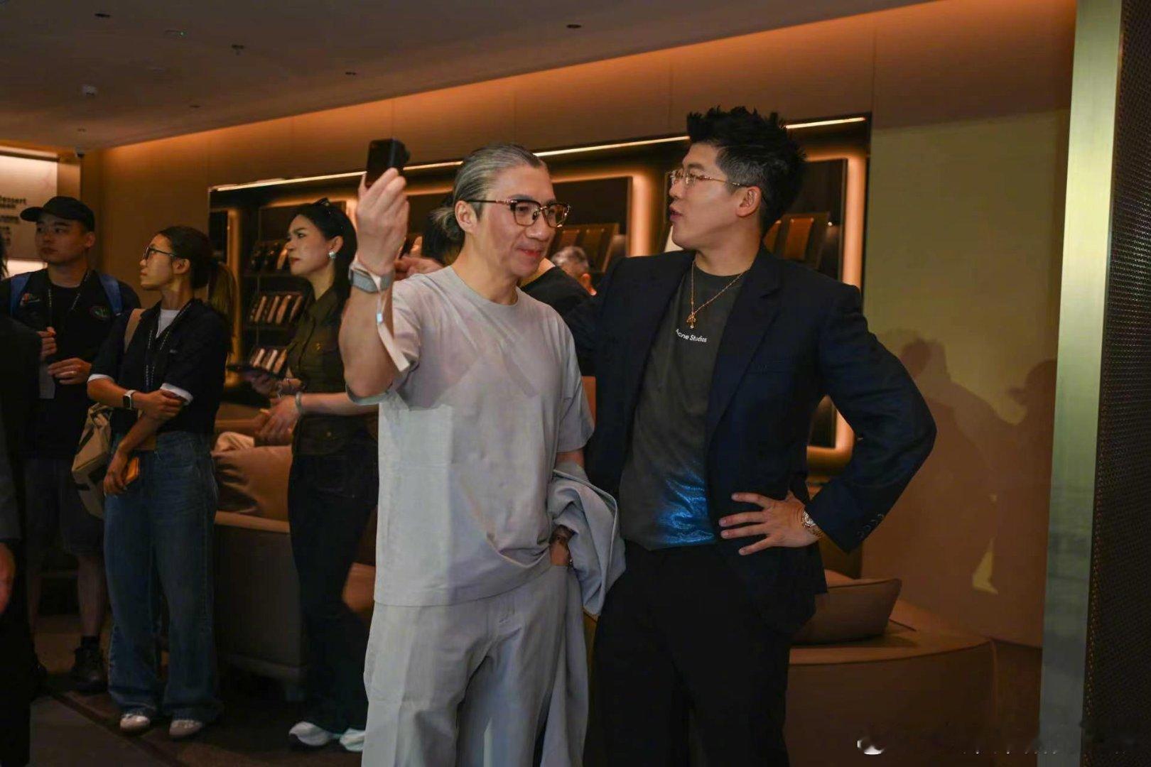 余承东上海交付新车尊界把演艺界、实业界的代表汇集在同一场活动，多元圈层的车主齐聚