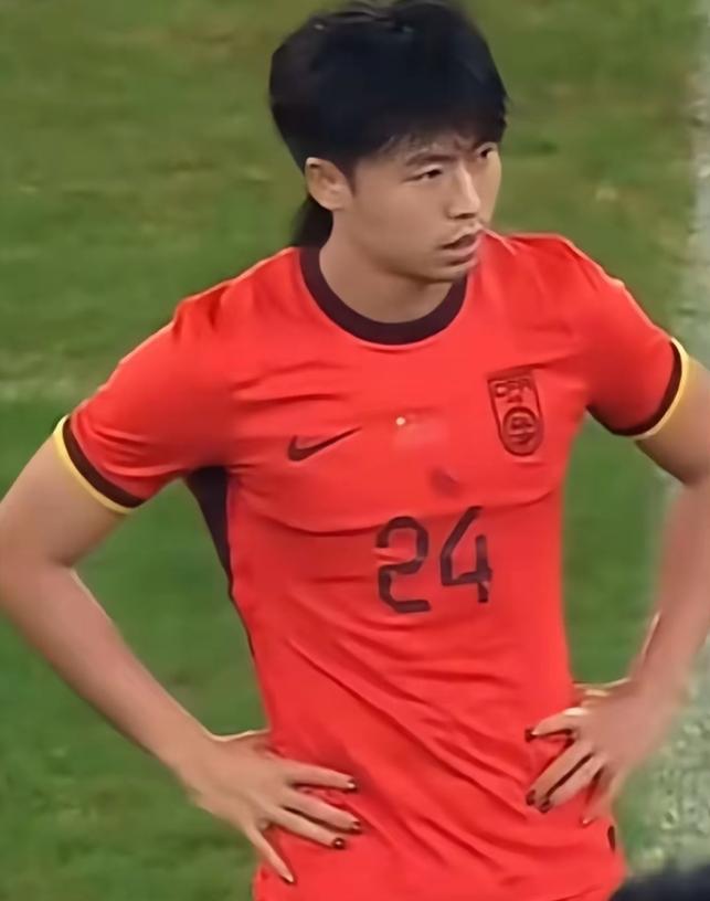 长发美甲啤酒肚、“女人”却加入男足！

中超浙江队的汪士钦在中国U23国奥队的比