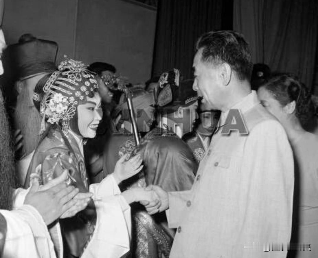 1959年6月19日，无锡市锡剧院的经典剧目《珍珠塔》在中南海小礼堂为党和国家领