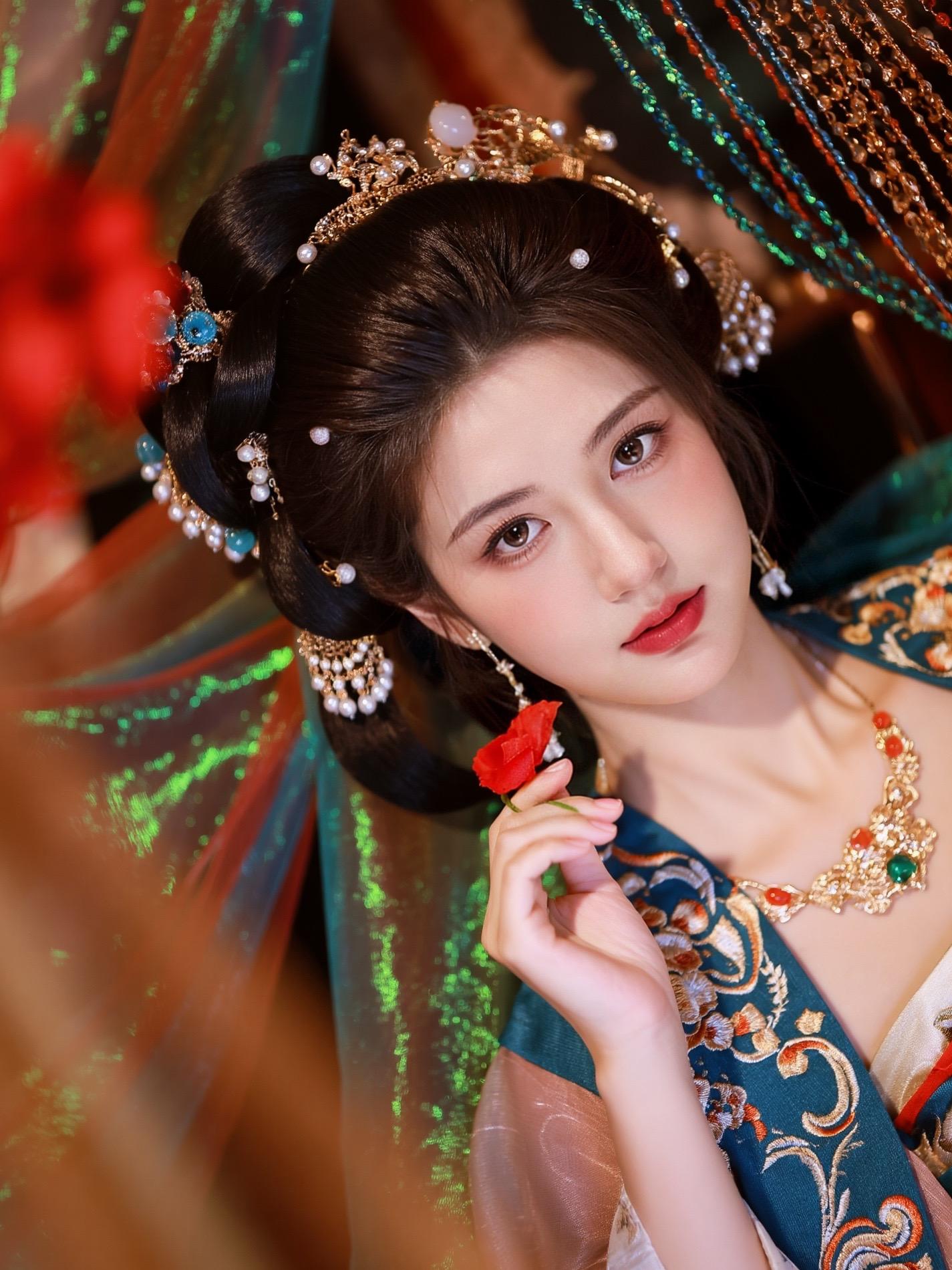 见人间，眼无是非；望岁月，心有玫瑰。