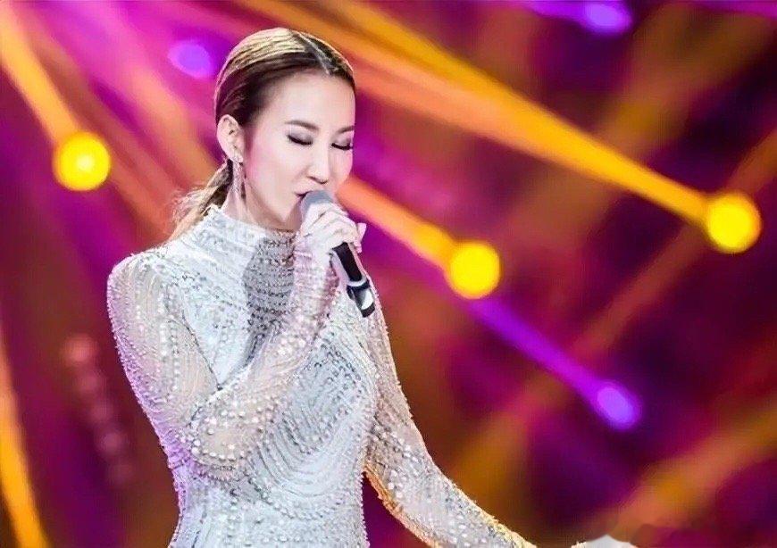 #李玟抑郁症#天后李玟因抑郁症轻生，为什么演艺圈的人抑郁症比例高？ ​​​