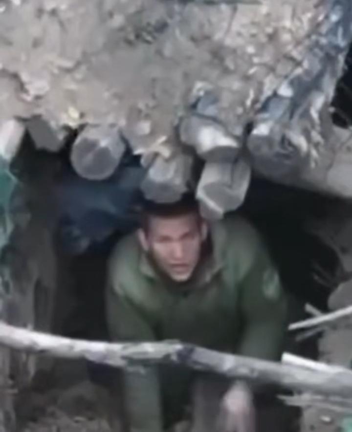 ​俄乌战场出现了残忍地一幕，一名士兵躲在战壕里面，企图想躲避袭击。这时候无人机已