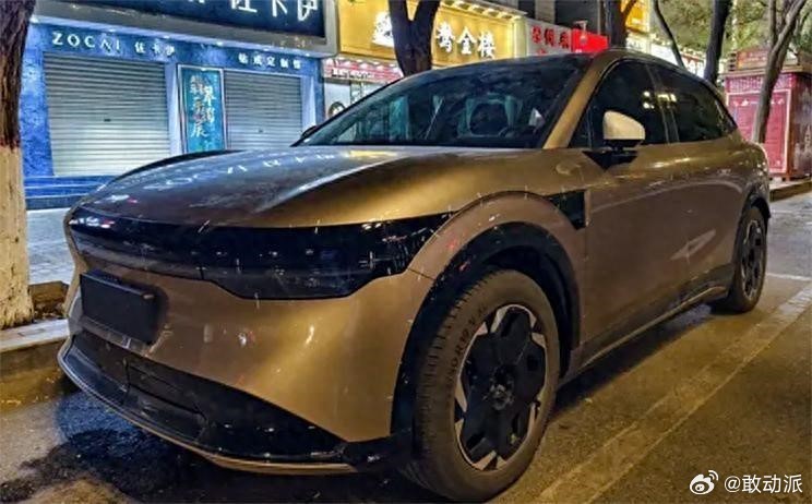 极氪7X实车被网友拍下。新车跟极氪007出自同平台，造型方面也有着极氪007的“