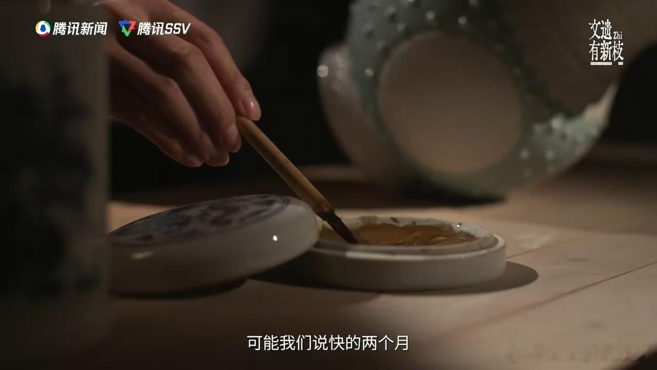 景德镇瓷雕传承人谈无语佛走红文遗有新枝经常用无语佛表情包，没想到它是百年馆藏文物