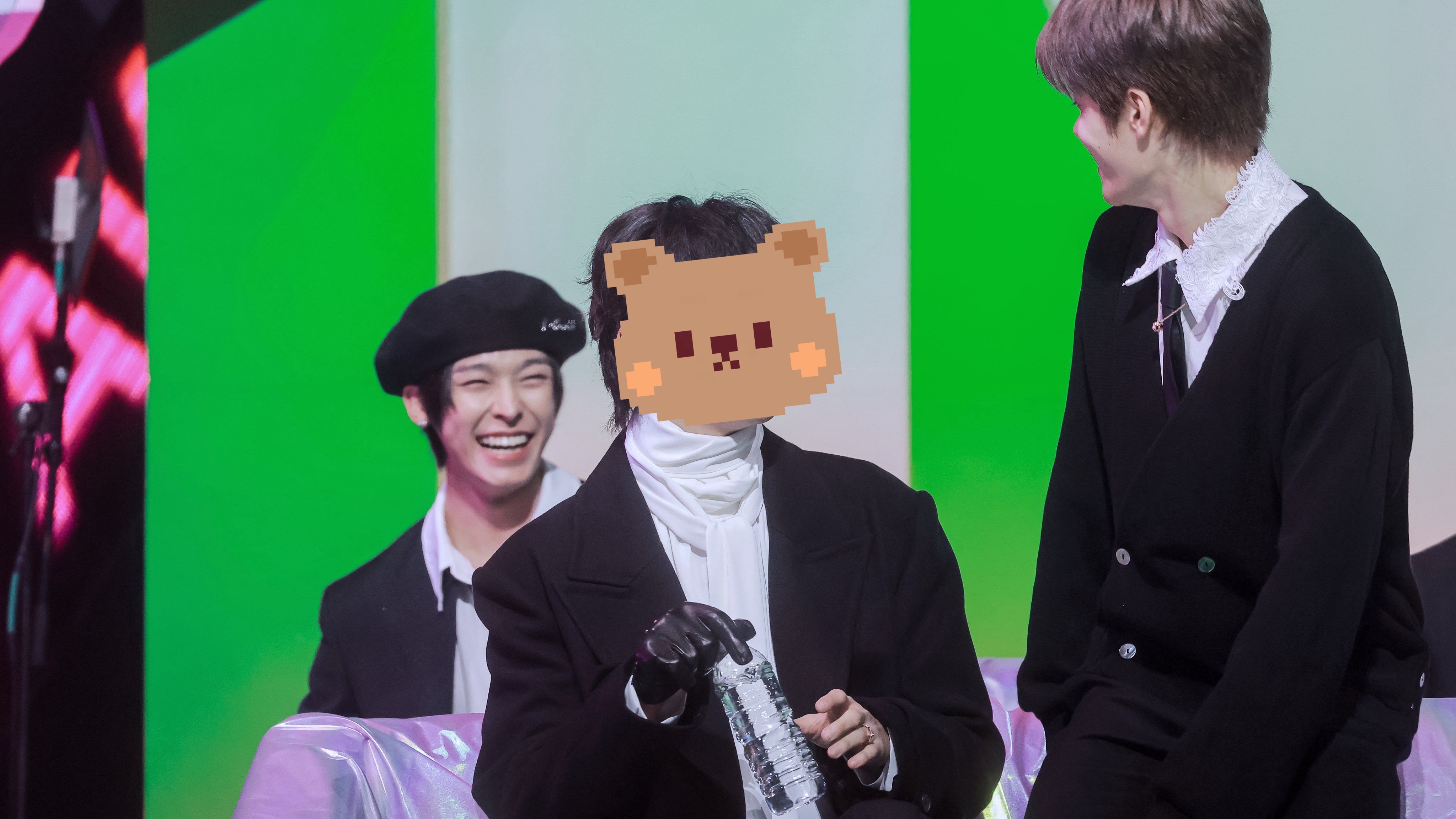 MMA艺人席跟朋友打招呼的甜甜