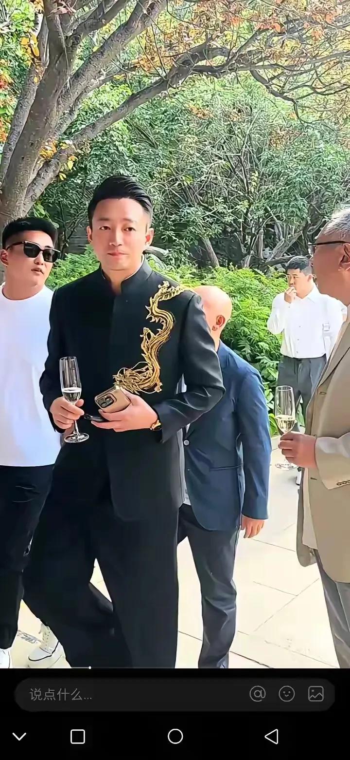 人无少年时，汪总一直帅。兰姐笑靥如花，新娘花丛中过，新娘母亲大喜之日好美哦！马筱