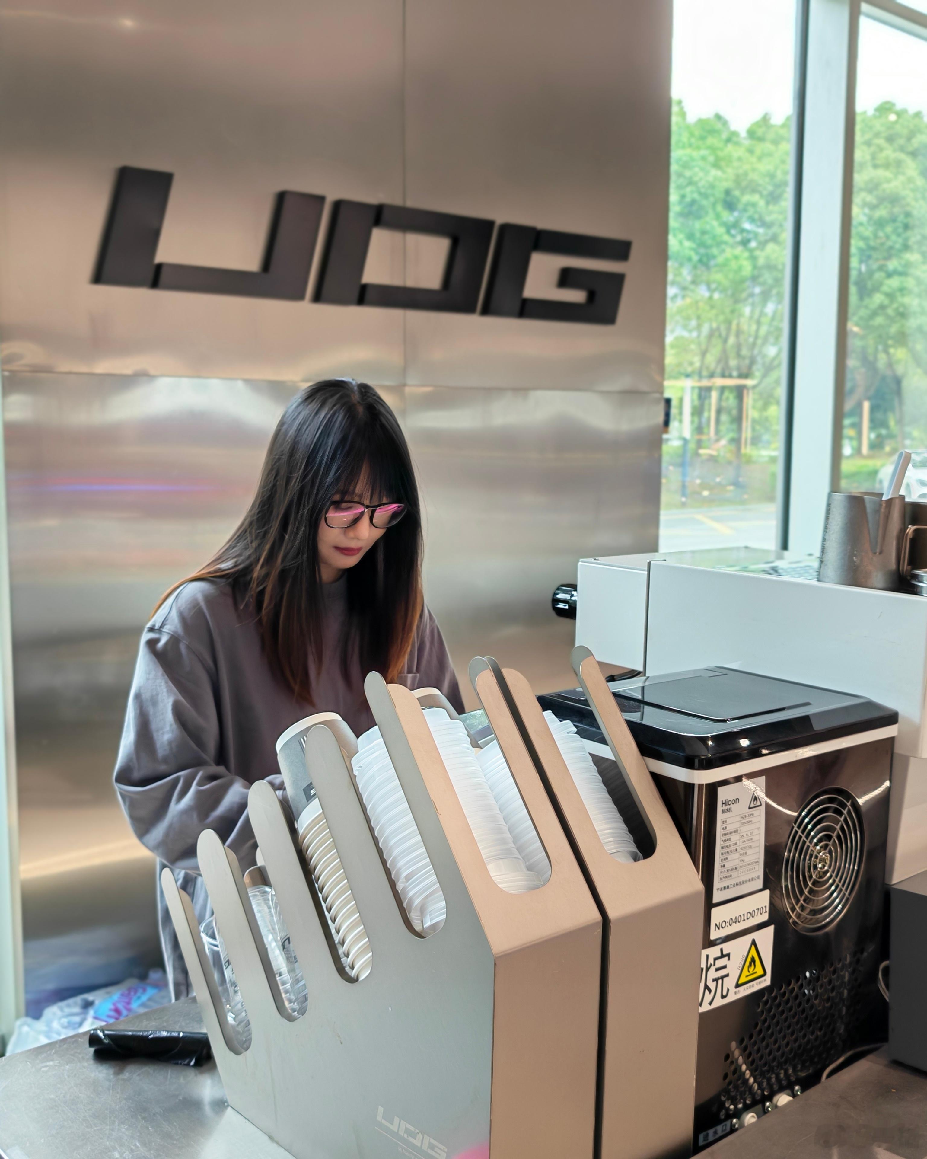 学会在 UDG 自己做咖啡了，不像某个邻居只会伸手但是这台绿牌劳斯莱斯怎么还在？