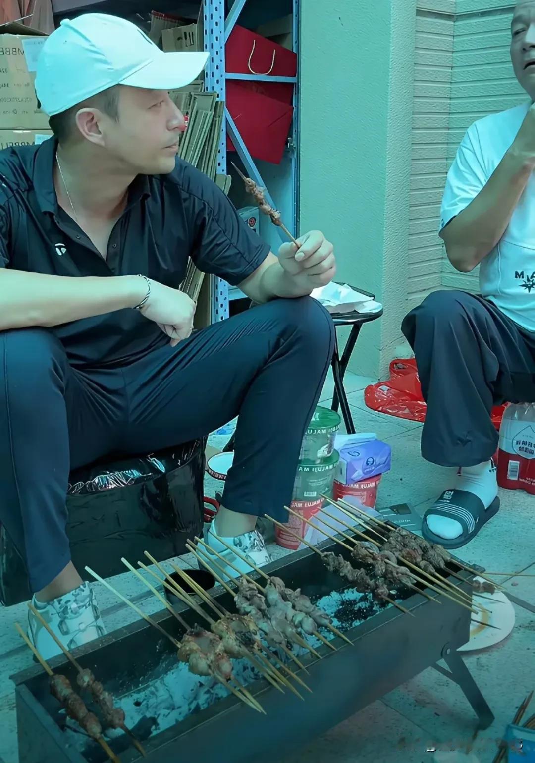 汪小菲真是太接地气了，直播也是很随意，不苛刻，不强求。
          昨天