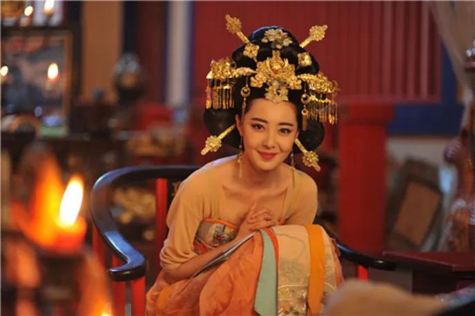 公元653年，大唐刑场。名将薛万彻被押上去，刽子手抡起刀，第一刀没砍准。薛万彻抬