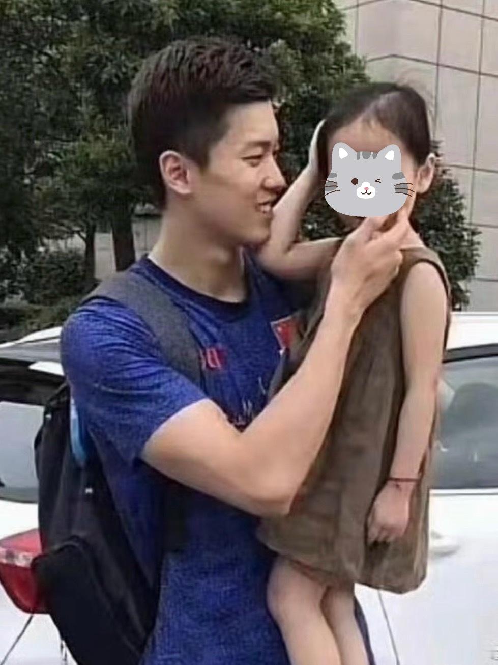 黑皮黄毛时期抱小孩有一种不熟练但很美的小妈妈韵味，独自抚养宝宝的励志小白花感…可