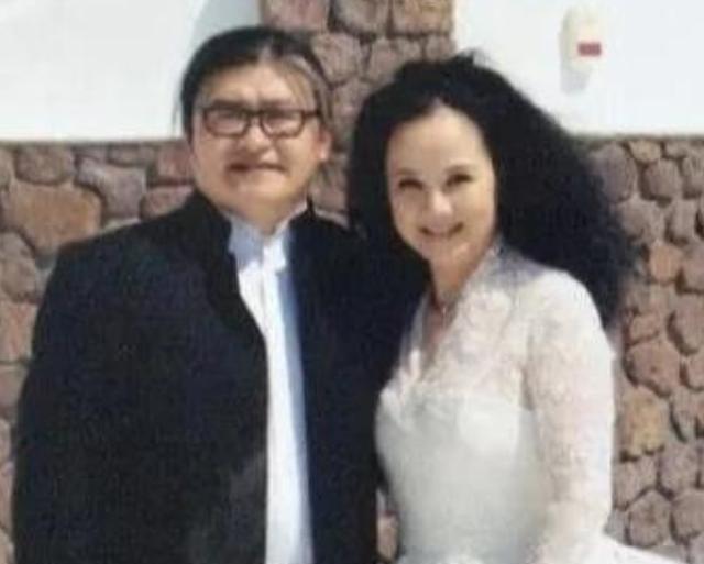 1987年，刘欢对主持人卢璐一见钟情，认识9天后就求婚成功。可是去民政局登记时，