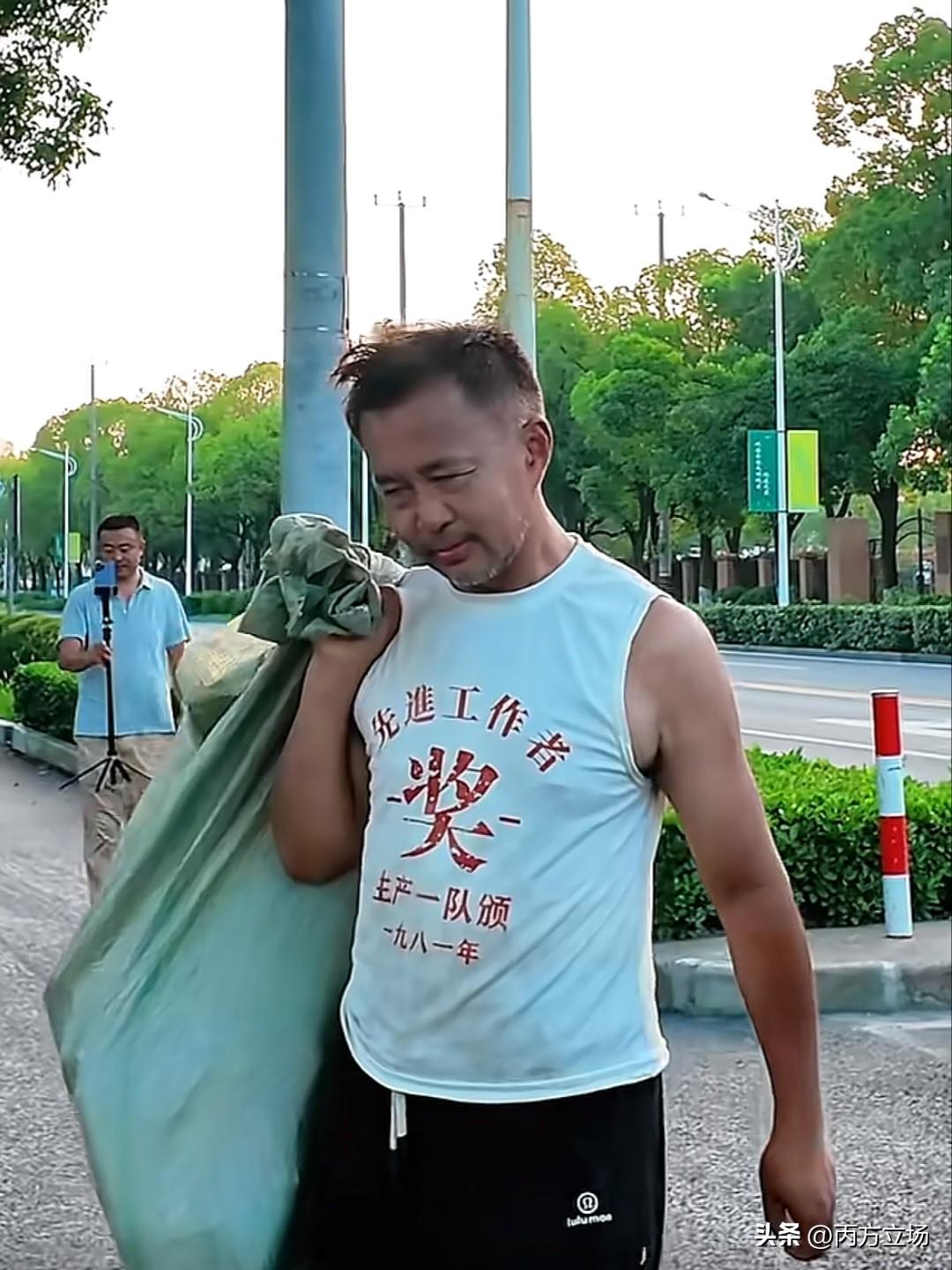 去年刚复出那会儿，沈巍穿着一件“先进工作者”的T恤，背个脏兮兮的垃圾袋，弯腰在垃