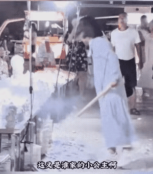 天底下还有这种人设？

美女晚饭后跟老公在街上溜达，走着走着，美女在雕塑摊前看到