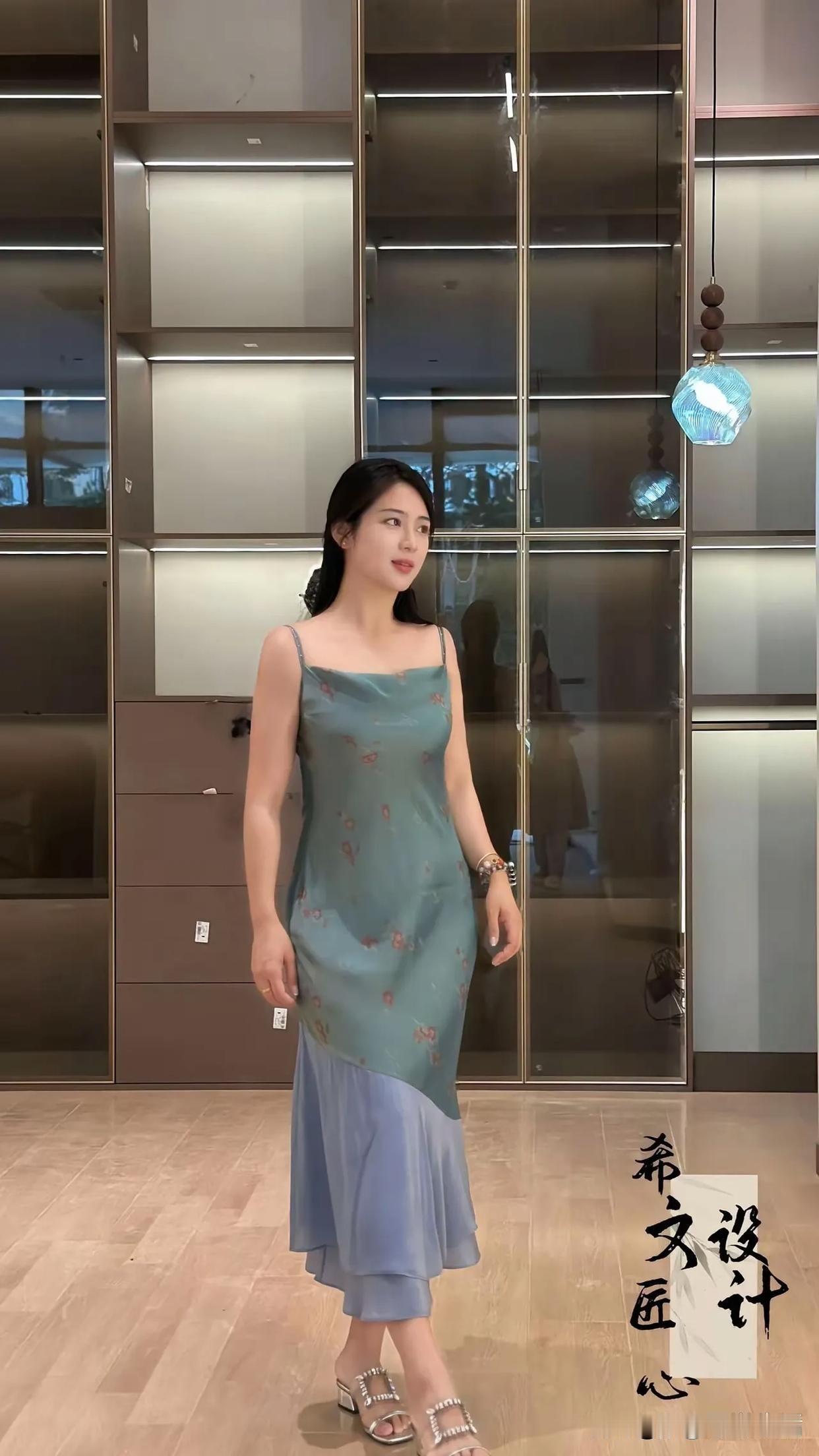 女孩子怎么穿搭既时尚又好看? 温柔古风连衣裙，尽显文心设计之美