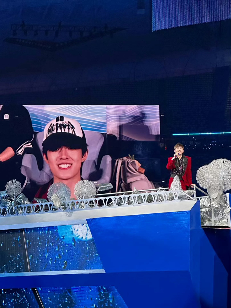 张极又去看张杰演唱会了张极又去张杰鸟巢演唱会了！这是张极连续两年来看杰哥演唱会，