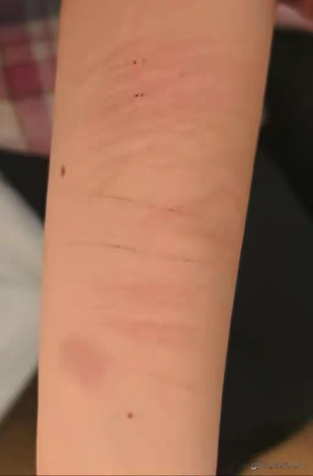 西门庆见了都得咋舌！河南郑州一名 15 岁女生参加军训期间，总感觉被男教官特殊 