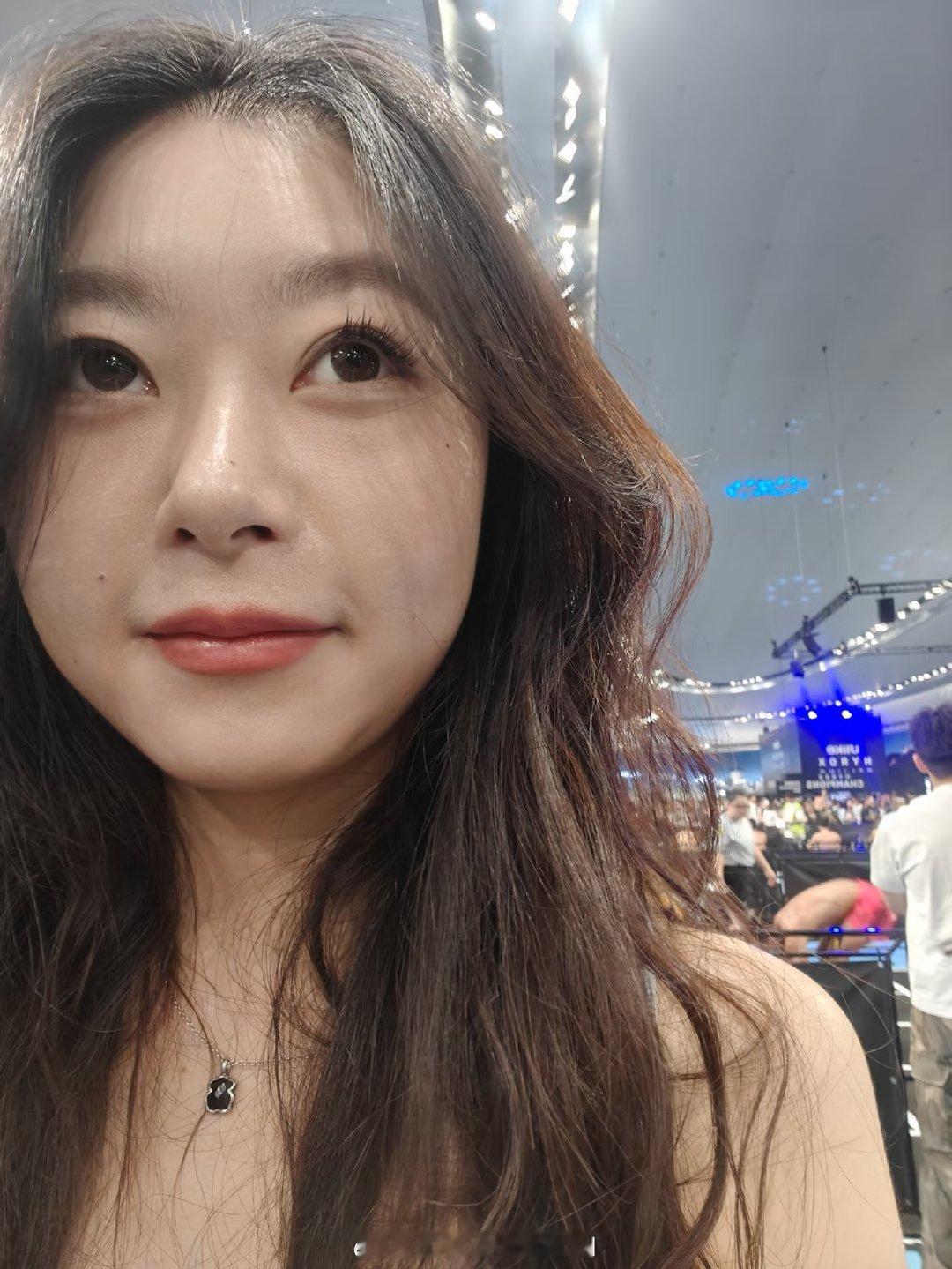 嘴角根本压不住，比赛太好看了。之前觉得脱衣服没什么，现在：下次比赛什么时候？我还