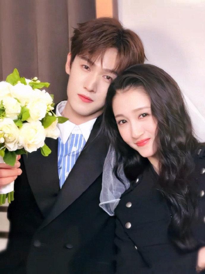 关晓彤李昀锐合照氛围感 关晓彤李昀锐举高高好甜互动自然又青涩，满满的少年少女感，