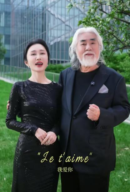近日的一个清晨，75岁的著名导演张纪中携小娇妻杜星霖在公园里漫步，突然诗性大发又