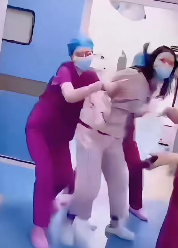 生完孩子不到两小时，产妇就骑在婆婆身上扇耳光。血顺着大腿根往下淌，在地上洇开一片