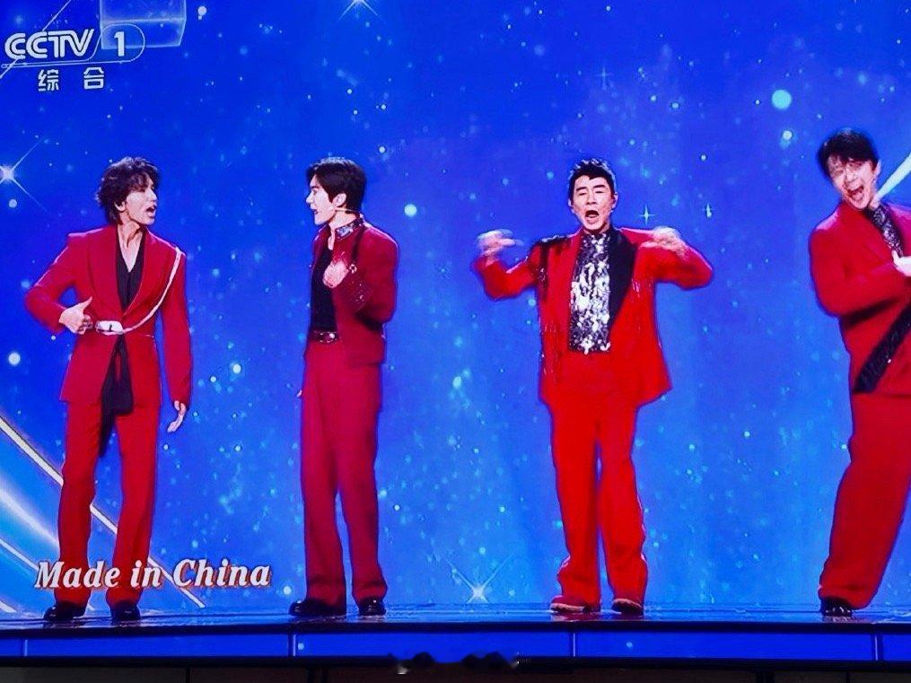 新F4来了陈小春、言承旭、罗嘉豪、易烊千玺在春晚节目中表演了《智造未来》，四代男