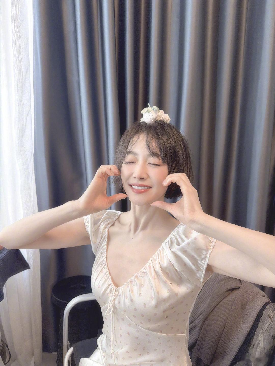 宋茜草草莓莓可可爱爱宋茜草莓自拍今天是草莓公主宋茜，香香甜甜的感觉！头顶白草莓给